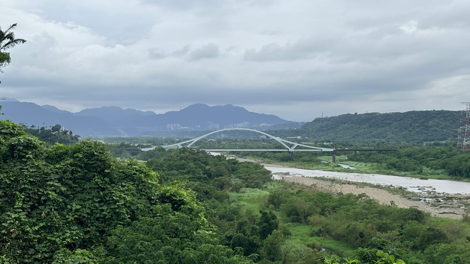 崁津大橋白色拱橋與大漢溪河谷