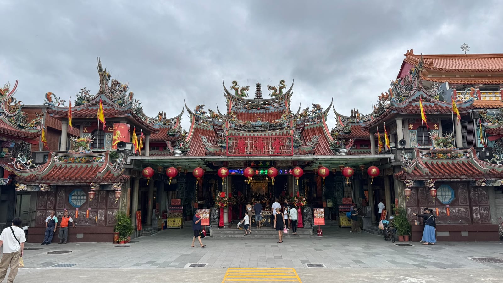 普濟堂正面全景，重簷屋頂與龍柱