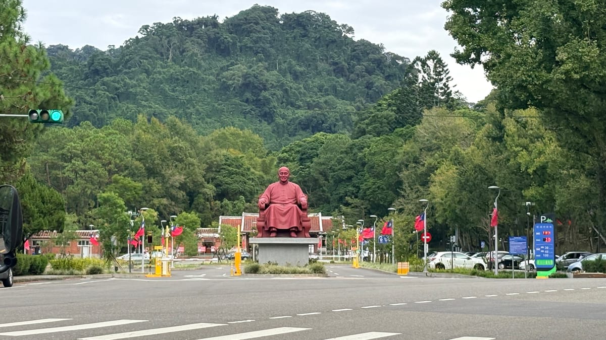 慈湖遊客中心一帶的蔣公坐像與園區道路