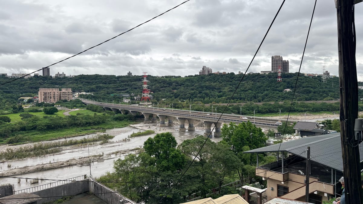 從大溪台地遠眺武嶺橋與大漢溪
