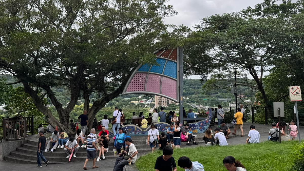 中正公園觀景草坡上的大帆船造景