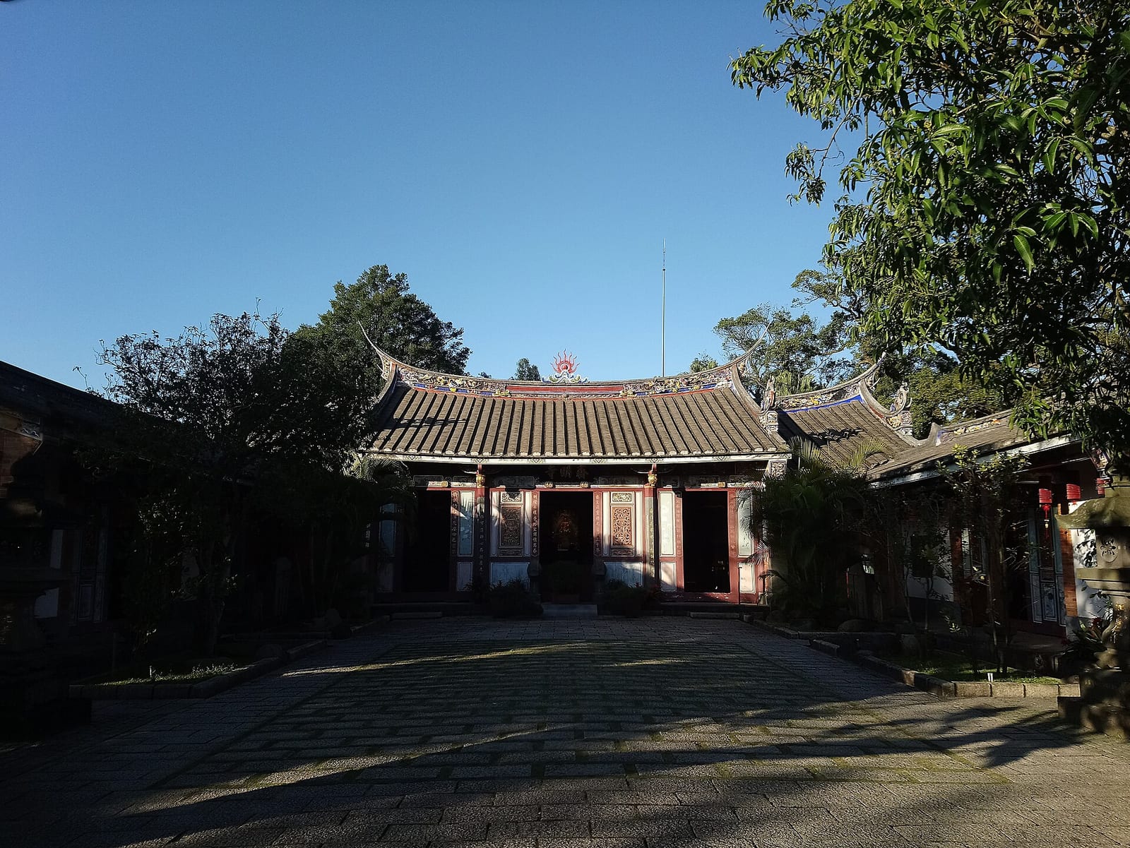 齋明寺遠景，閩南式紅磚合院與庭園
