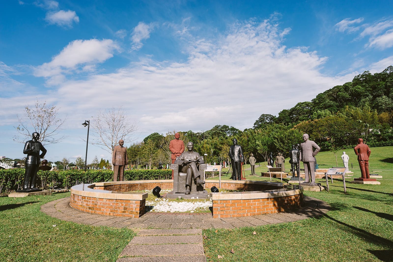 慈湖紀念雕塑公園草坪上的蔣公銅像群