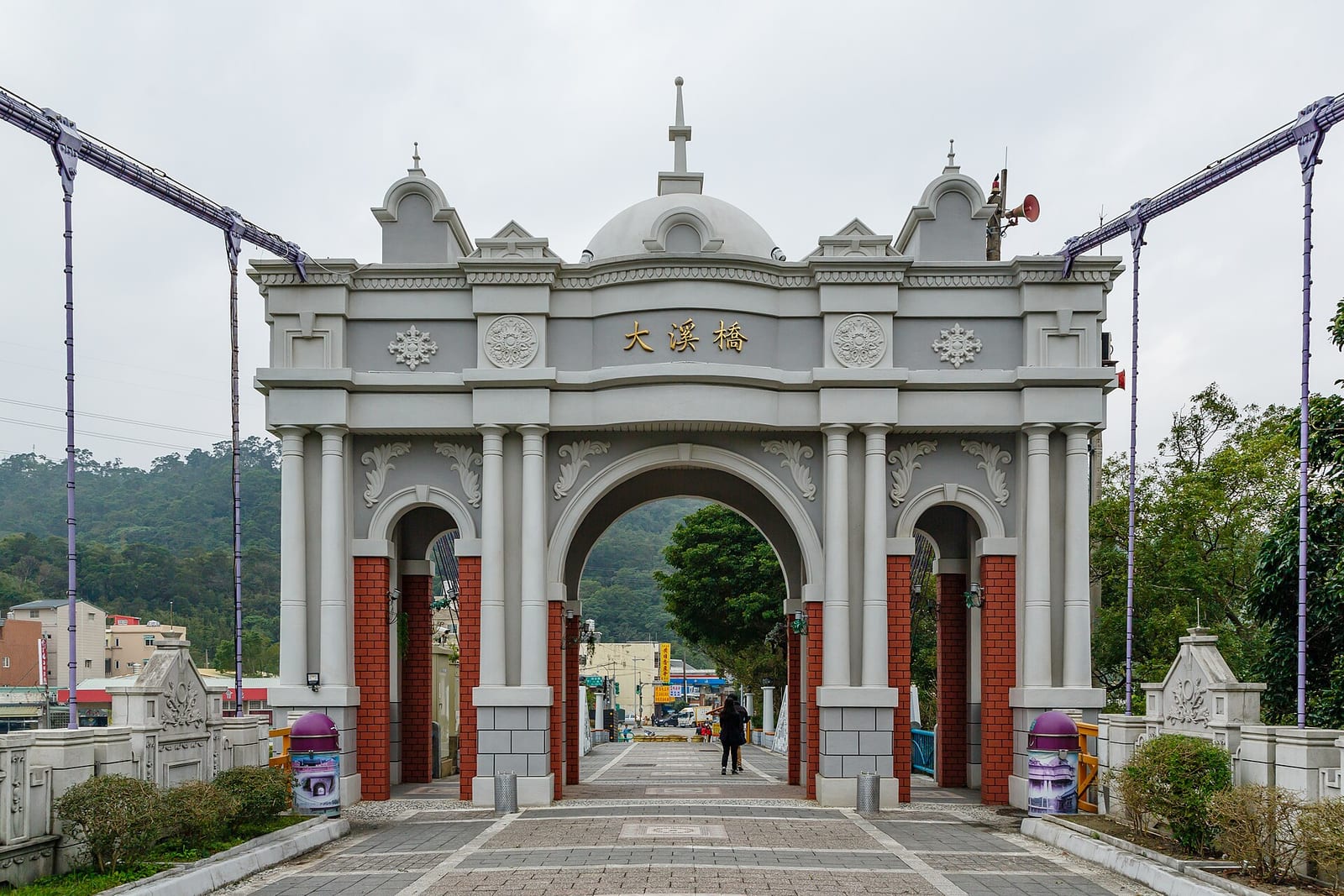 大溪橋灰白色巴洛克牌樓與吊橋主體