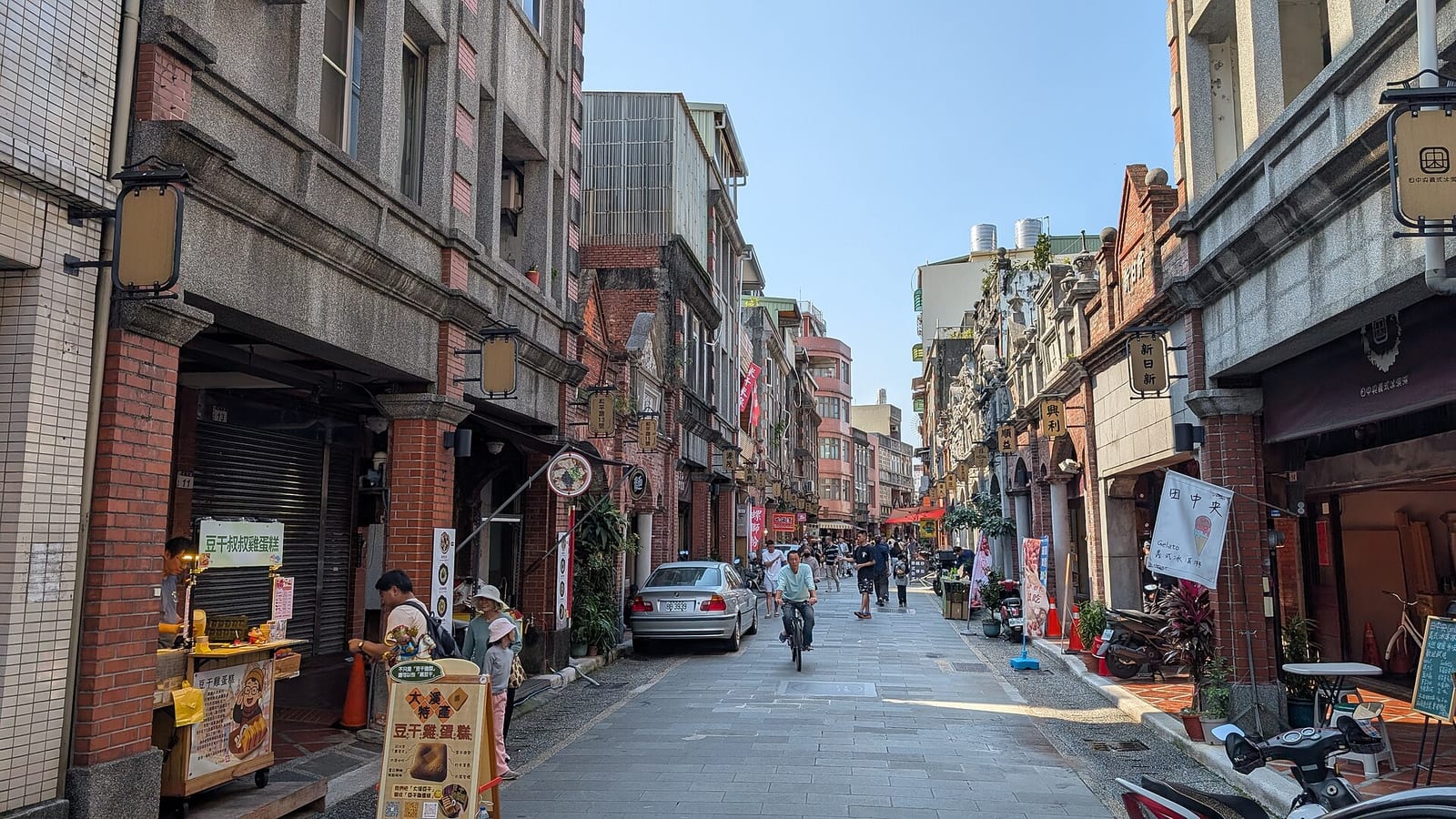 大溪和平老街街景，紅磚巴洛克牌樓街屋與遊客