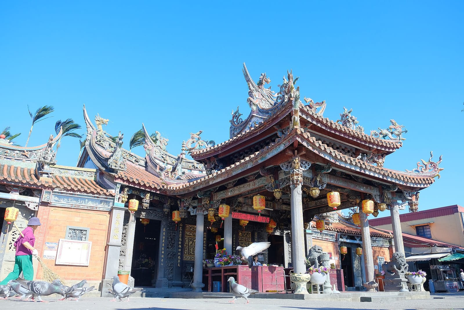 蓮座山觀音寺正殿屋頂剪黏與藍天