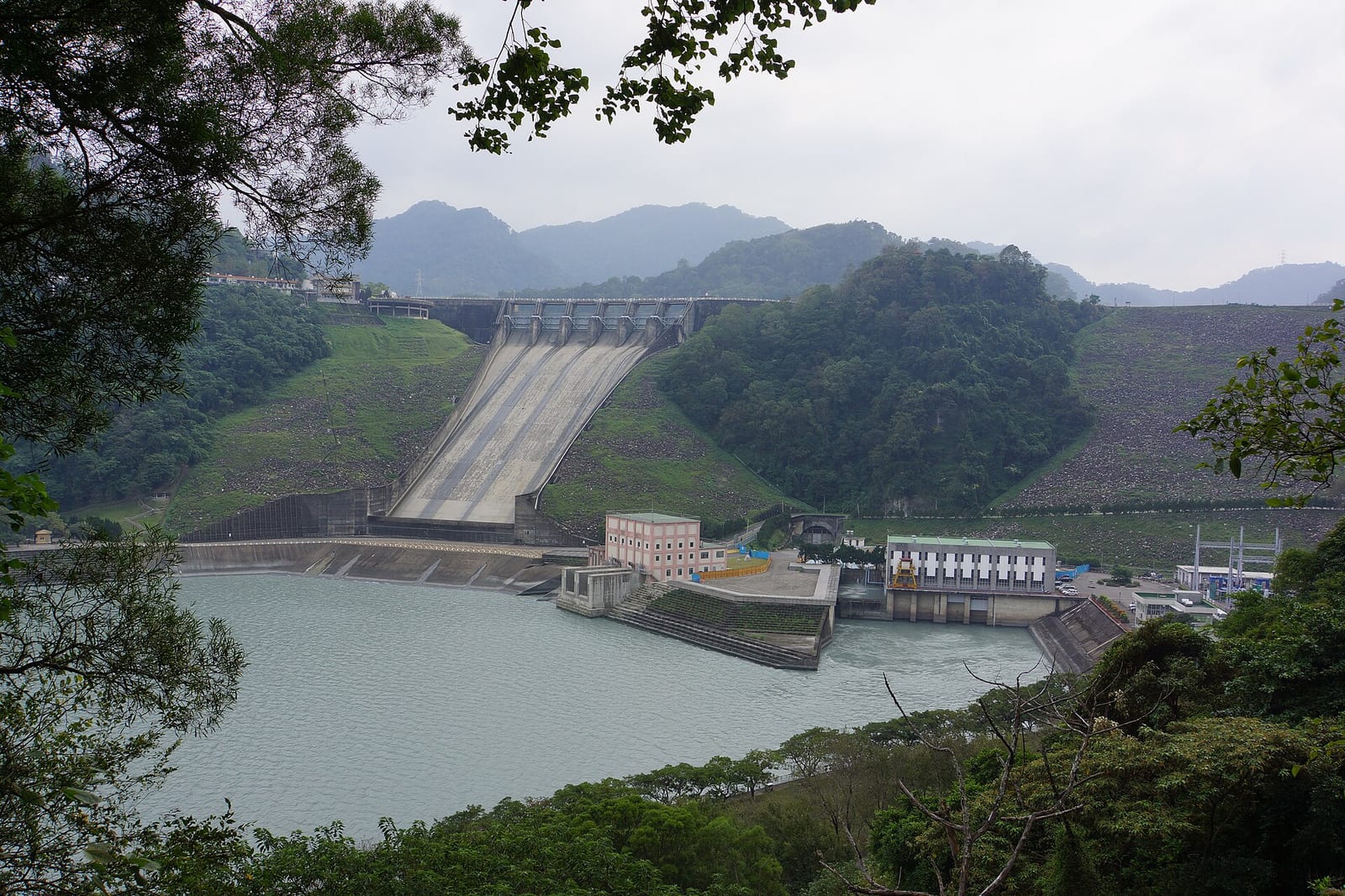 石門水庫大壩與溢洪道全景
