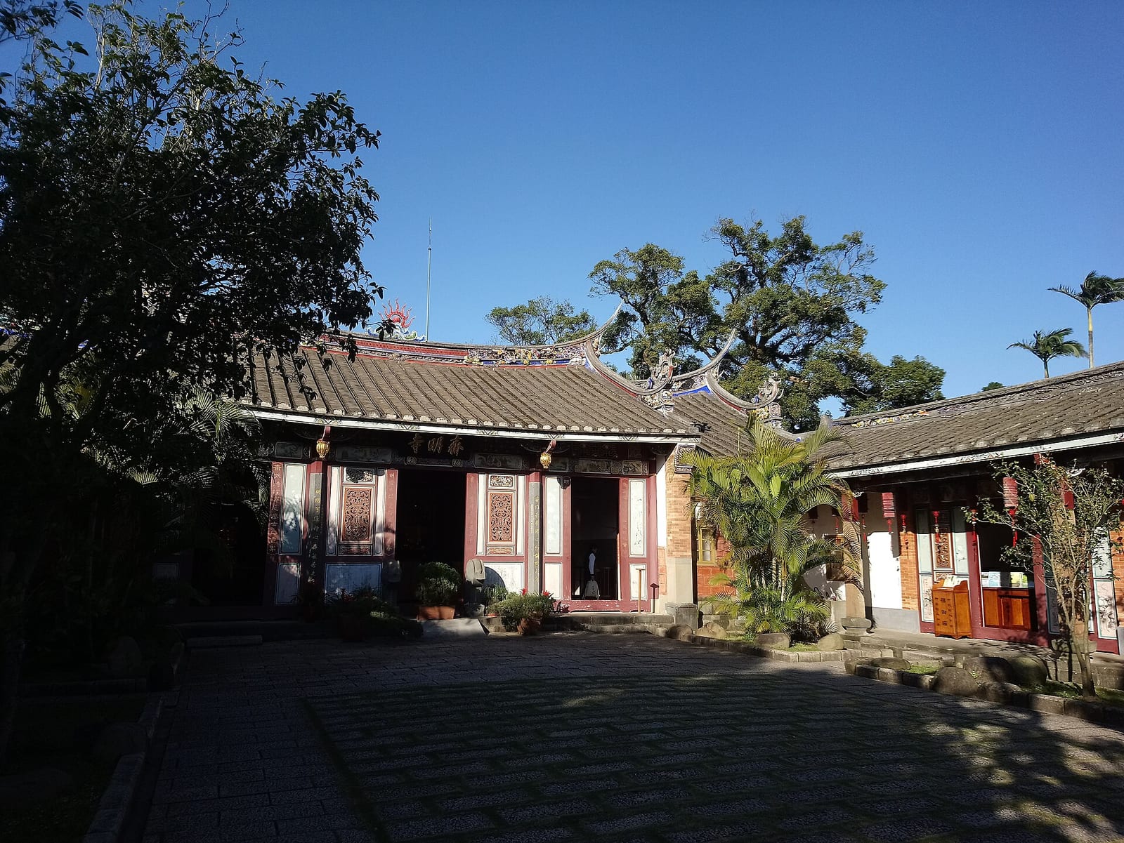 齋明寺正殿近景，紅磚牆與燕尾屋脊